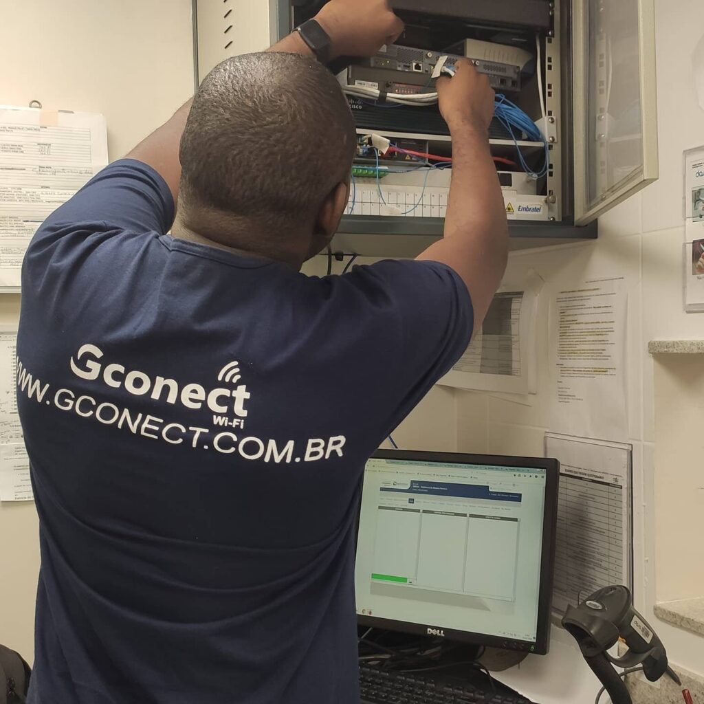 Equipe Gconect trabalhando em um rack de rede