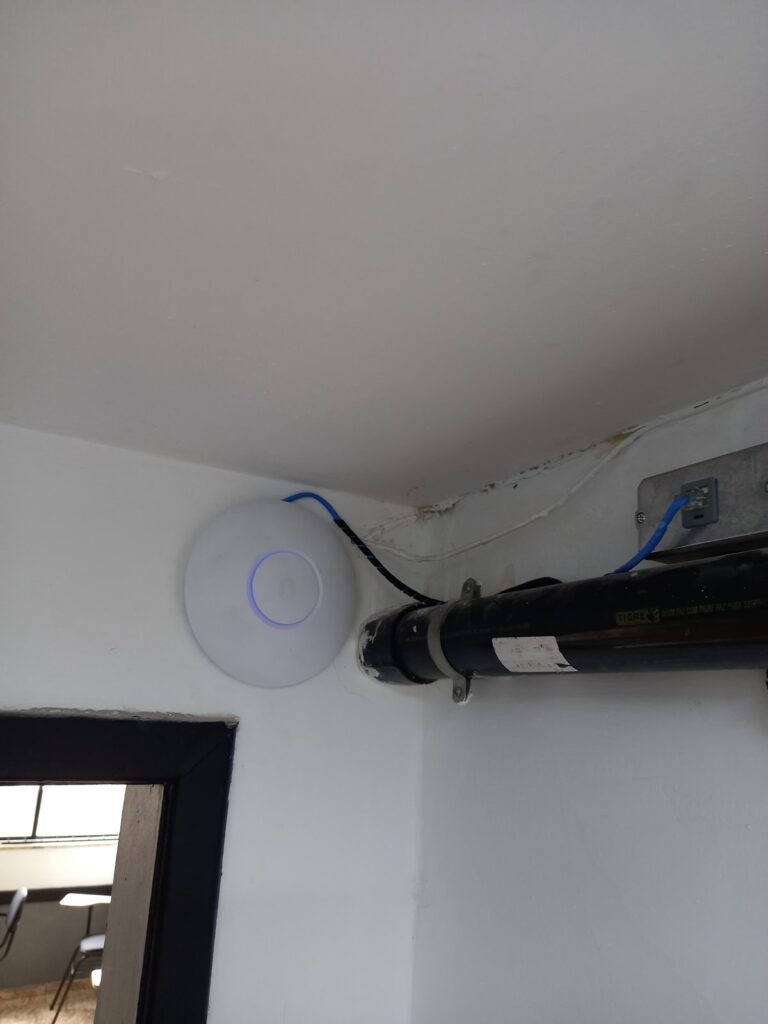 Ponto de acesso Wi-Fi instalado na parede